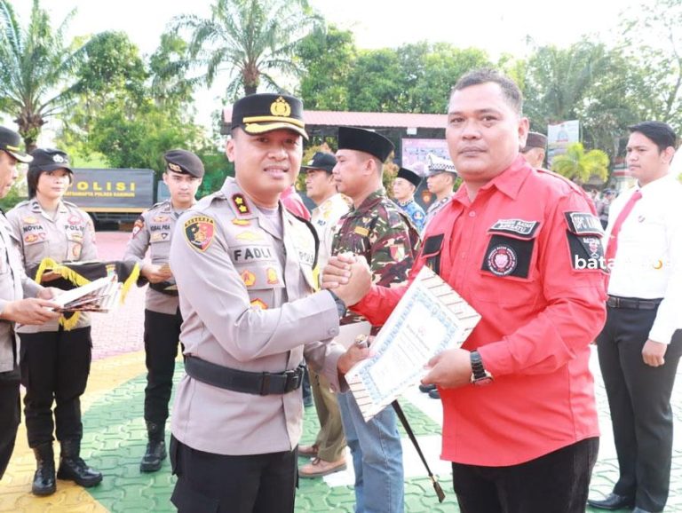 Kapolres Karimun Beri Penghargaan kepada 13 Lembaga