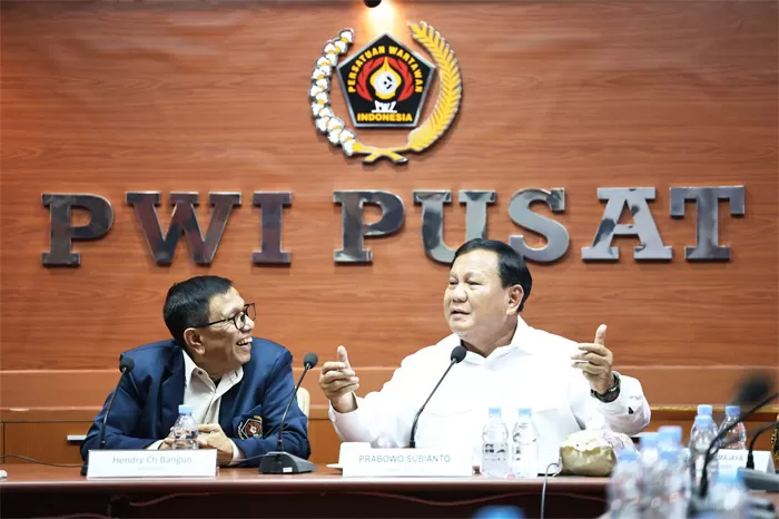 Momen Capres Nomor Urut 2 Lepaskan Pin Dinas Kemhan di Kantor PWI