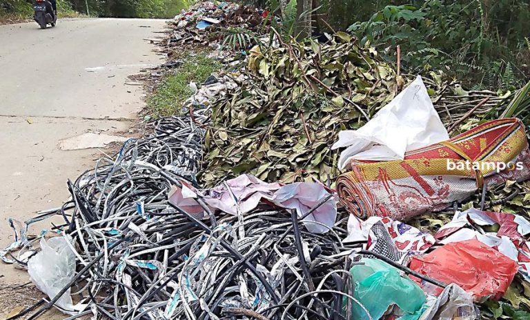 Belum Diangkut, Sampah Pinggir Jalan Seitemiang Semakin Menumpuk