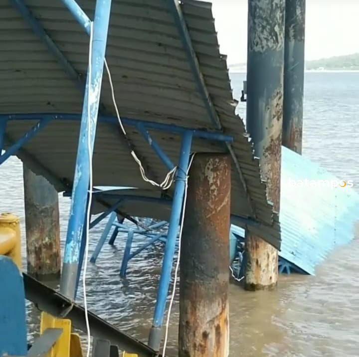 Dihantam Ombak, Ponton Pelabuhan Tanjung Berlian Tenggelam