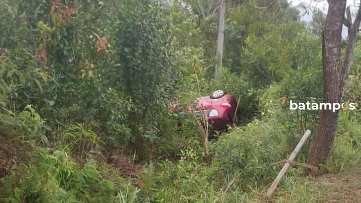 Minibus Suzuki Ertiga Terperosok di Jalan Lintas Barat, Bintan