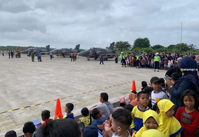 Masyarakat Tanjungpinang Saksikan Pelepasan Alusista di Bandara RHF Tanjungpinang