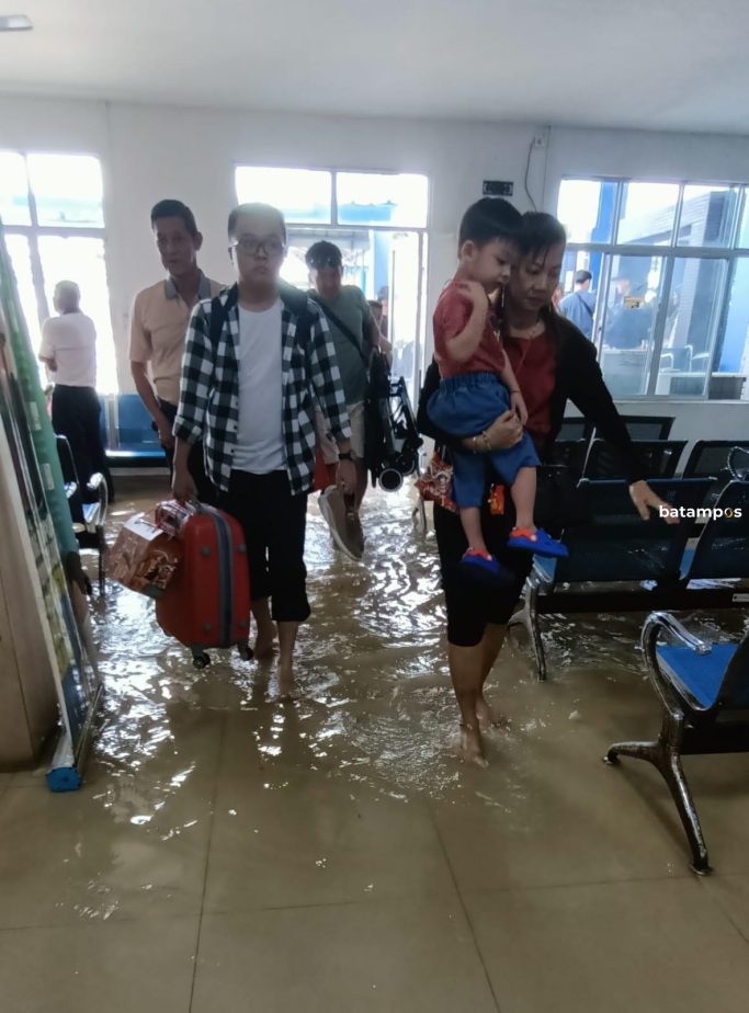 Awal Tahun Baru Imlek, Pelabuhan Tanjungbatu Terendam Banjir Rob