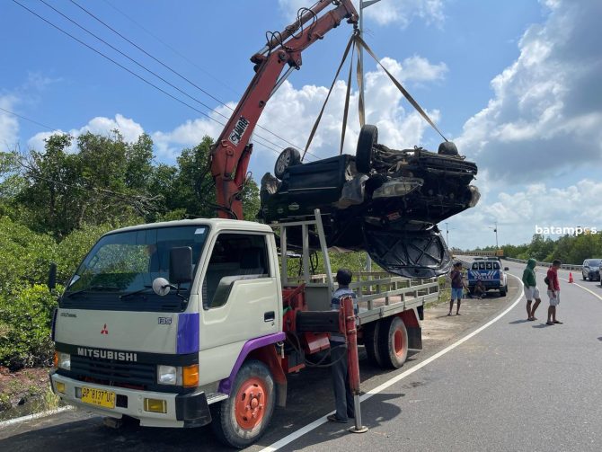 Hantam Tiang Listrik, Mobil Innova Terguling di jalan Lintas Barat, Bintan