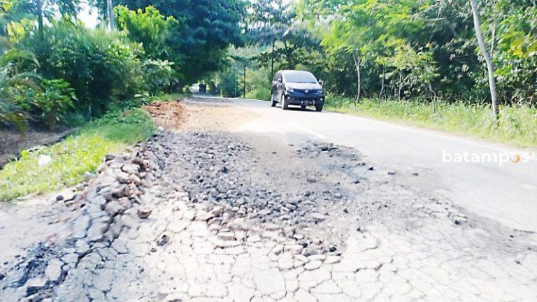 Minim Perawatan, Jalan Ahmad Dahlan Banyak Lubang dan Bergelombang
