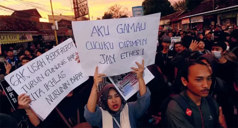 Ribuan Mahasiswa di Sleman Berunjuk Rasa, Pecahkan Gentong Simbol Ketamakan Presiden Jokowi