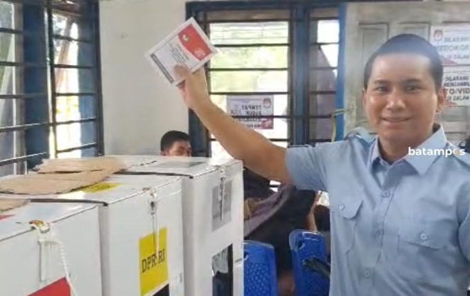 Wabup Bintan Osit Masuk DPK, Nyoblos di TPS 001 Toapaya