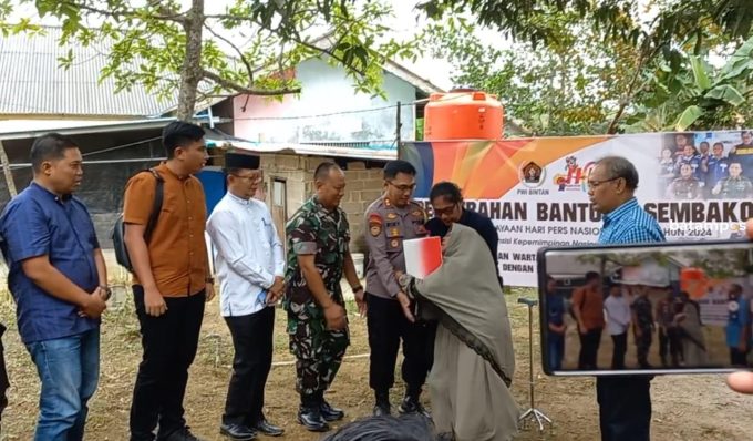 Oma Terharu Usai PWI Bintan Selesai Rehab Rumahnya