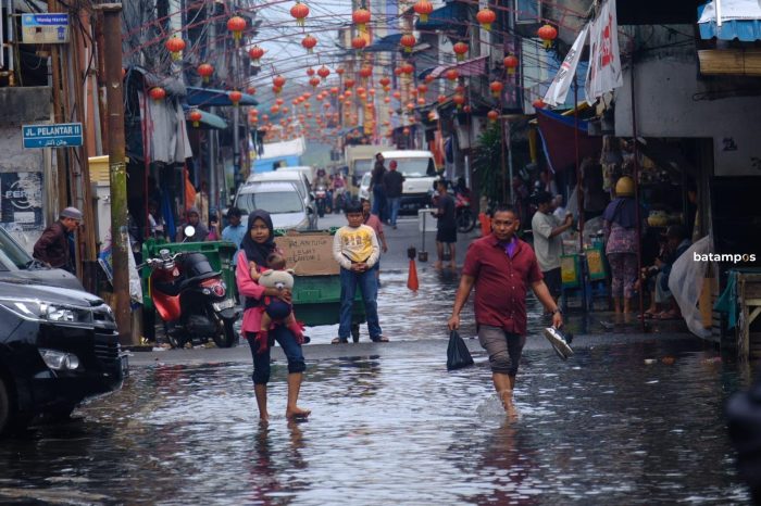 Banjir Rob Rendam Jalan dan Permukiman Warga