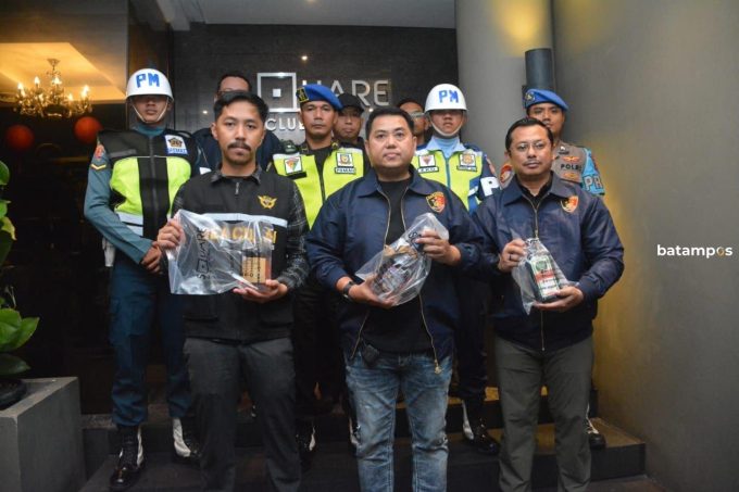 Razia Tempat Hiburan Malam, Polisi Temukan 18 Botol Minuman Alkohol Ilegal