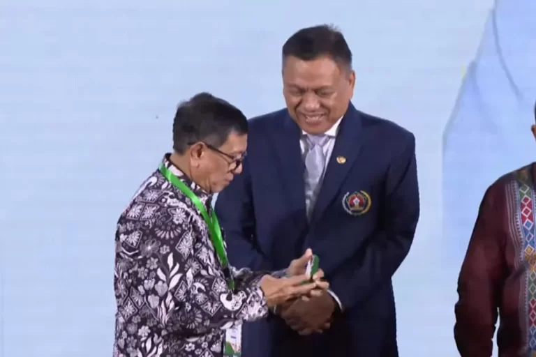 Di Puncak Hari Pers Nasional, Olly Dondokambey Raih Pena Emas