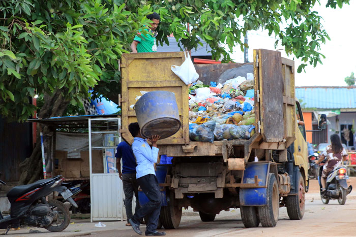 Maksimalkan Pelayanan, DLH Kota Batam Angkut Sampah Malam Hari