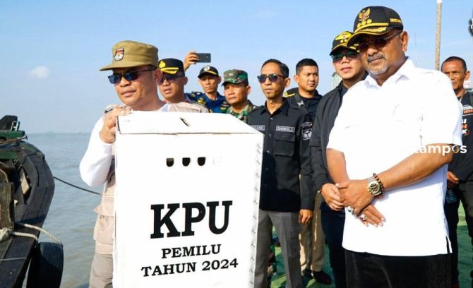 Bupati Karimun Saksikan KPU saat Distribusikan Logistik Pemilu