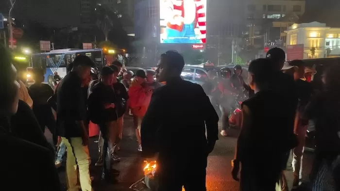 Mahasiswa Sempat Bakar Ban Saat Aksi Tolak Pemilu Curang di Sekitar Kawasan Istana Jokowi