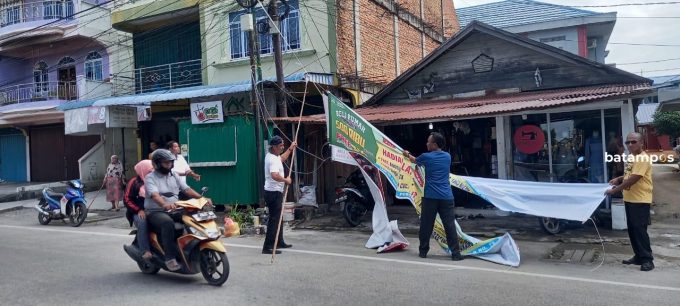 Spanduk-Reklame Kadaluarsa Dibersihkan