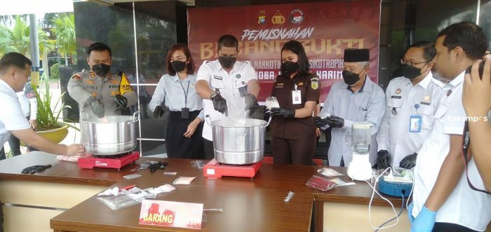 2,1 Kg Sabu Direbus, 458 Pil Ekstasi Diblender