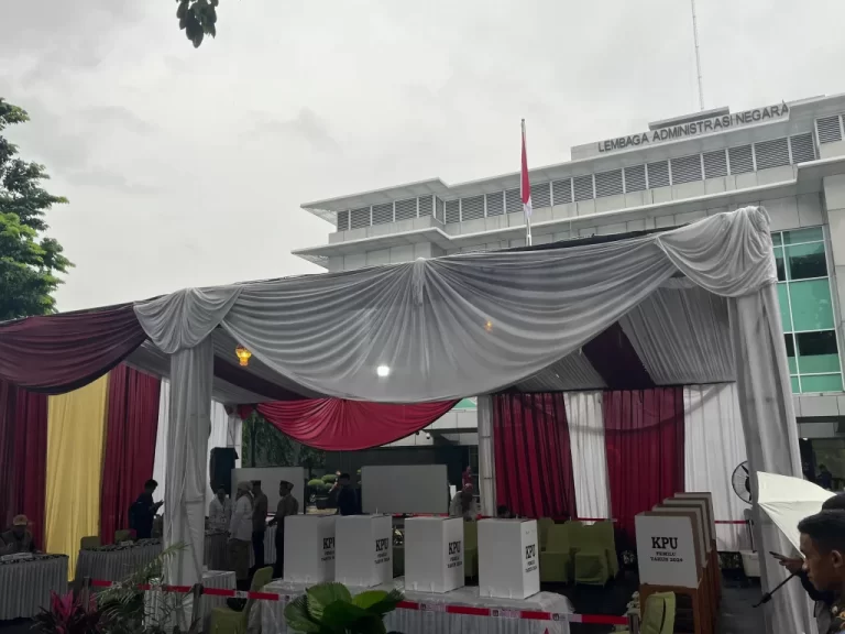 Jokowi dan Ibu Negara Nyoblos di TPS 10 Gambir