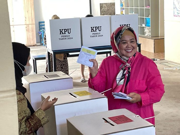 Datangi TPS Kenakan Baju Pink, Marlin: Boleh Beda Pilihan yang Penting Pilih Pemimpin Terbaik