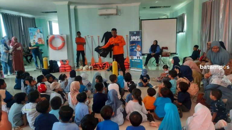 Basarnas Batam Ajak Anak-anak Berkeliling KN SAR Purworejo