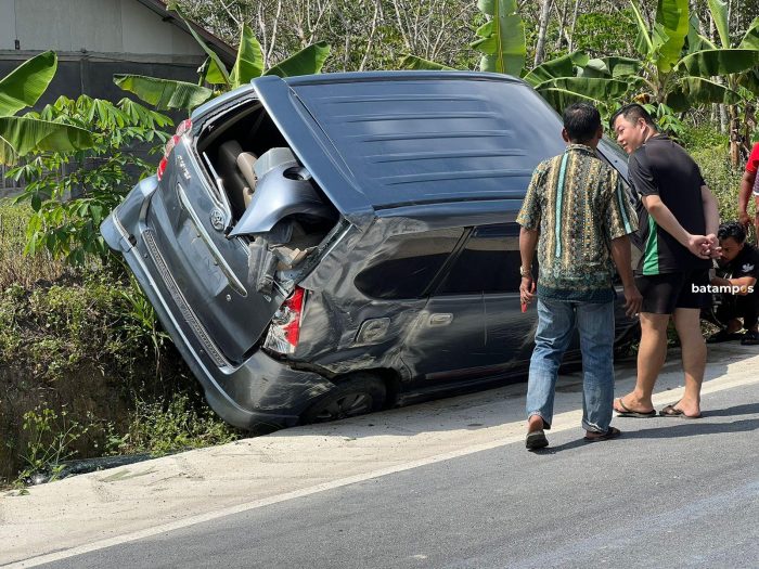 Mobil Avanza Terbalik di Jalan Sawang, Kundur Barat