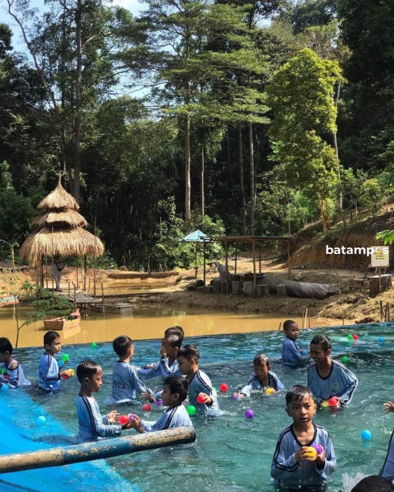 Akhir Pekan, Wisata Alam Lembah Pelangi Ramai Pengunjung