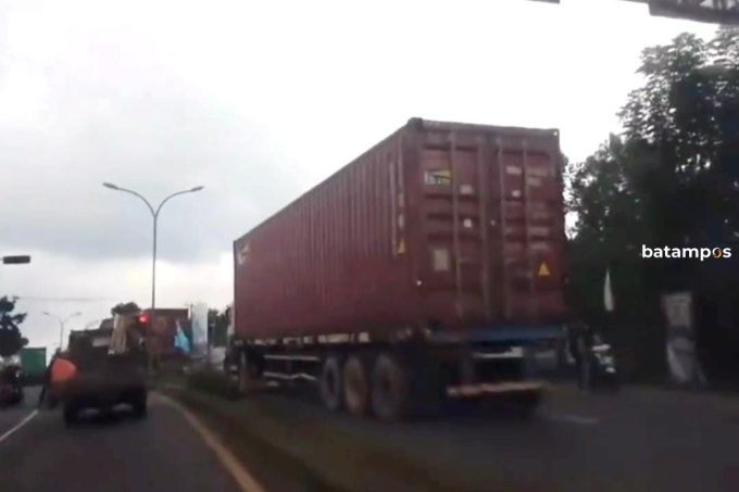 Sopir Truk Kontainer Minta Maaf karena Ulah yang Membahayakan Pengguna Jalan
