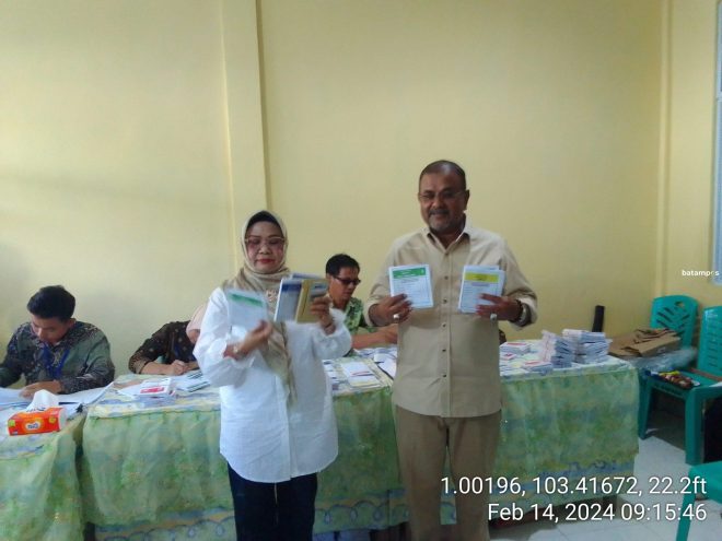 Bupati Karimun dan Istri Nyoblos di TPS 16 Seilakam Barat