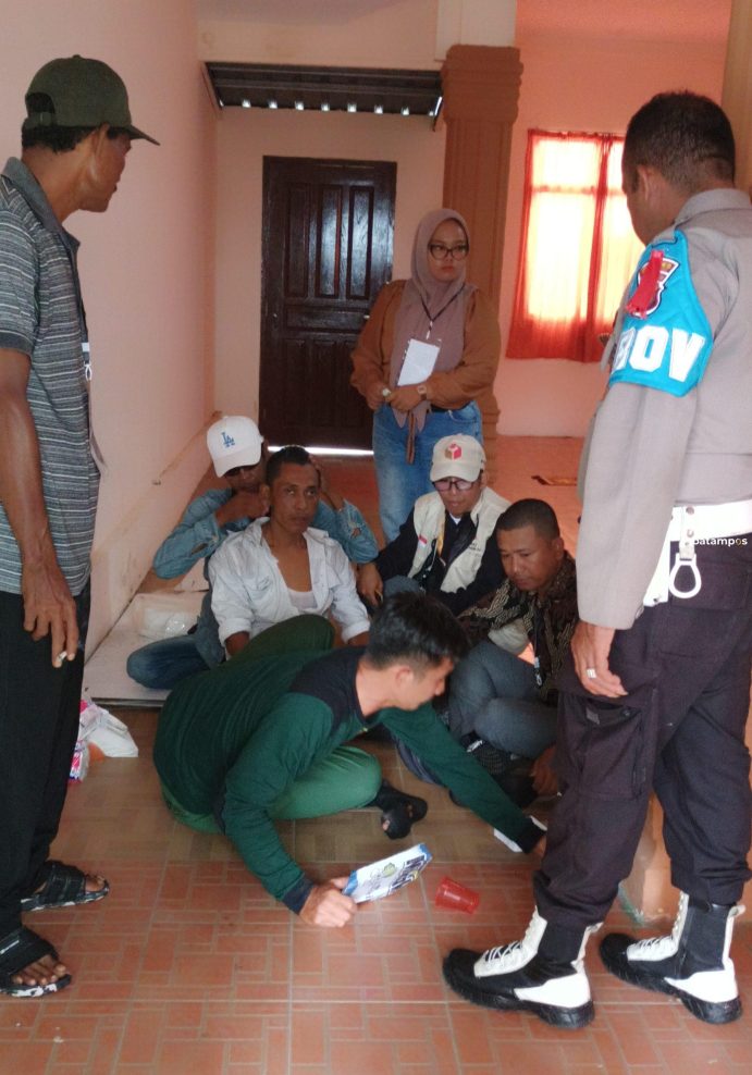 Diduga Kelelahan ketua KPPS TPS 001 Kelurahan Tanjungbatukota Pingsan