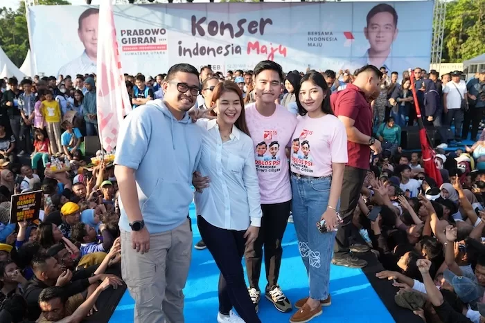Kaesang Pilih Pakai Kaos Pink saat Kampanye Akbar Prabowo-Gibran di Deli Serdang