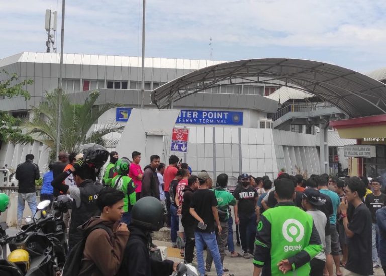 Rebutan Penumpang, Supir Taksi Online dan Pangkalan Ribut