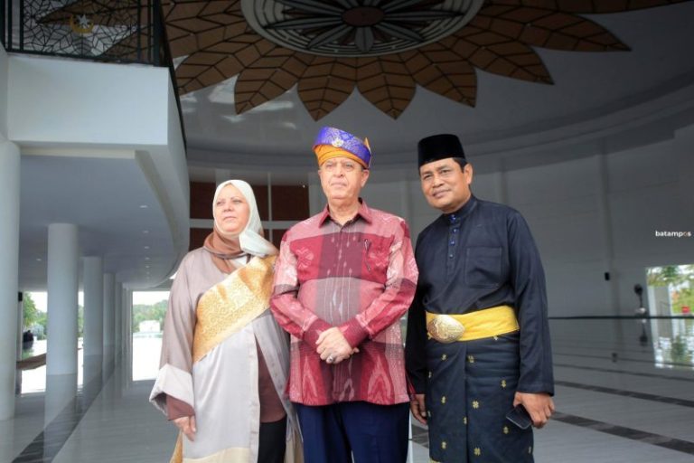 Dubes Palestina dan Istri Kagumi Masjid Tanjak yang Unik