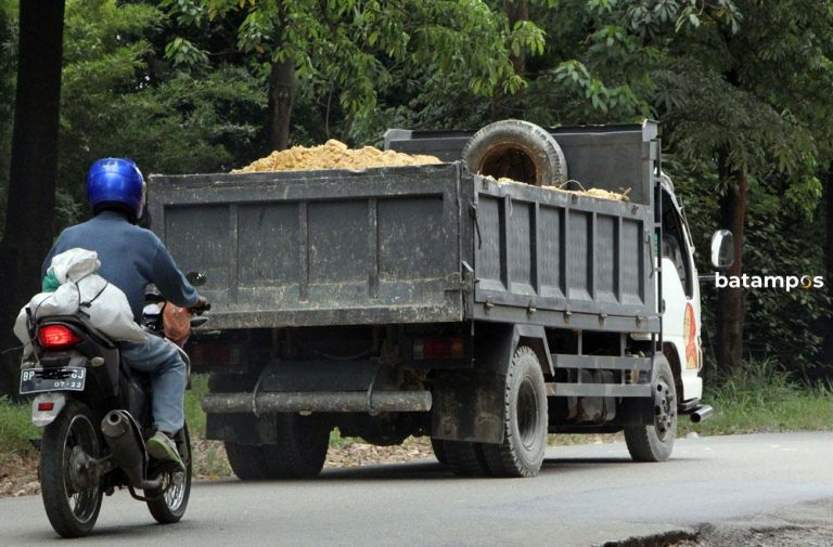 Aktifitas Truk Tanpa Penutup Resahkan Warga Nongsa
