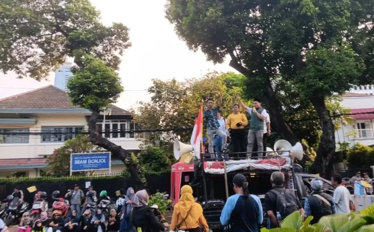 Demo di KPU, Massa Pro dan Kontra Kecurangan Pemilu Sempat Lakukan Pembakaran Ban