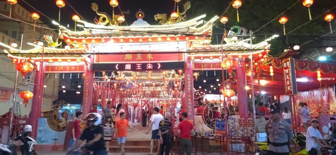 Warga Tionghoa Lakukan Sembayang Dewa Langit