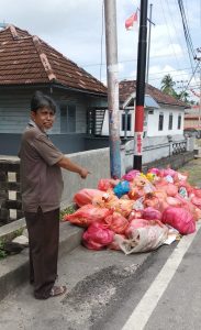 Warga Keluhkan Tumpukan Sampah di Sepanjang Jalan Tanjungbatu Kota