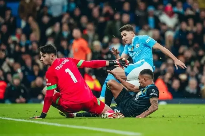 Julian Alvarez Ciptakan Brace, Manchester City Tekuk Burnley