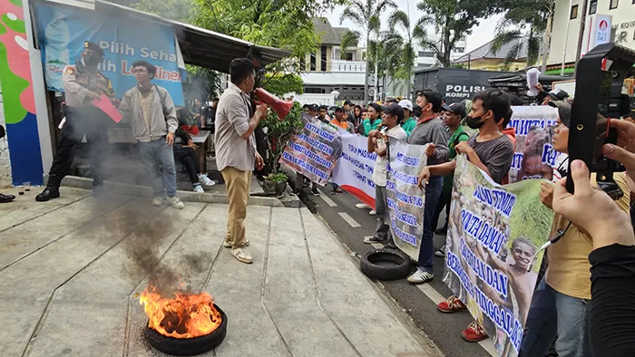 Kelompok Massa Bantah Preman Hingga Aksi Bakar Ban Saat Demo di Depan Kantor ICW