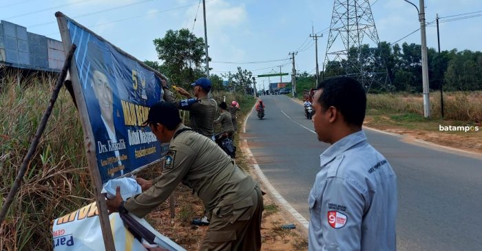 Hari Pertama Masa Tenang Kampanye, APK di Kecamatan Seri Kuala Lobam Langsung Ditertibkan