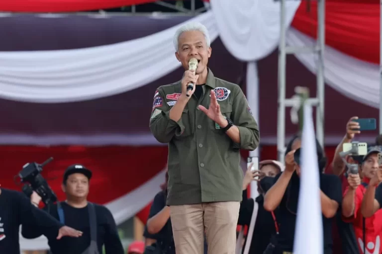 Ganjar Klaim Polingnya Paling Tertinggi Usai Debat Kelima Pilpres 2024 di Hadapan Purnawirawan TNI-Polri