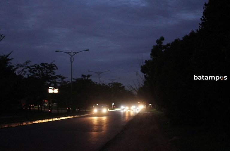 Lampu Padam, Pengendara Terperosok Lubang