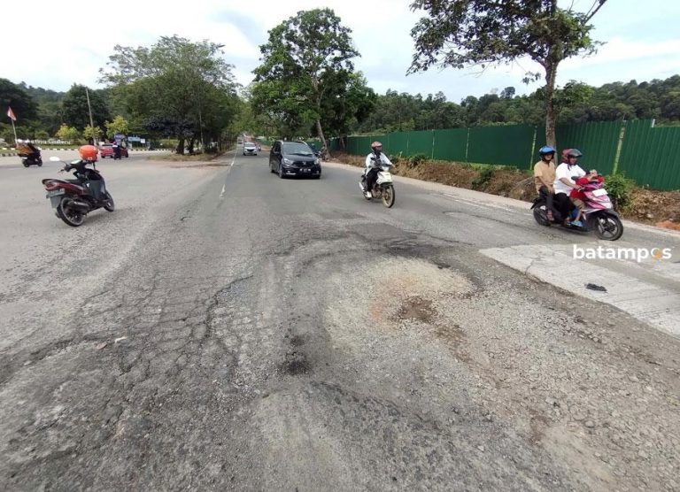 Kemacetan di Turunan Bukit Daeng, Warga Sebut Karena Jalan Rusak dan Truk Pengangkut Tanah