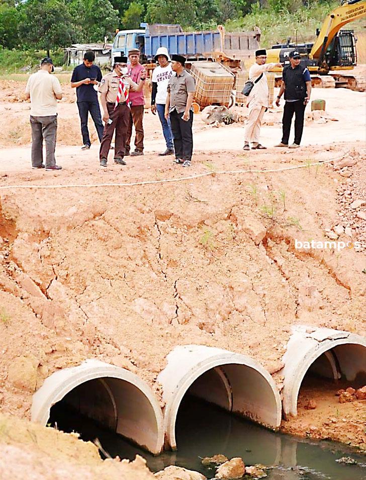 Sekda Tinjau Kerusakan Jalan Siliwangi di Sambau