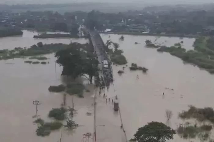 Jalur Pantura Jalan Semarang–Purwodadi Tergenang Banjir Luapan Sungai Tuntang