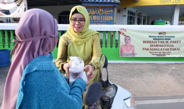 Berbagi Keberkahan, DWP Bintan Bagi-bagi Sembako, Pakaian Layak Pakai dan Takjil