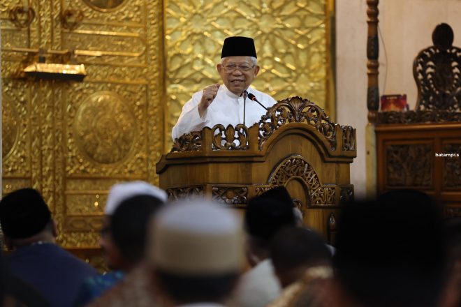 Wapres RI Ma’ruf Amin Bersama Gubkepri Ansar Ahmad Terawih di Masjid Al-Uswah Tanjungpinang