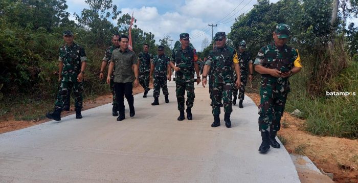 Tim Wasev Mabes TNI AD Cek Pembangunan Semenisasi Jalan Menuju SDIT An Nahl Lobam