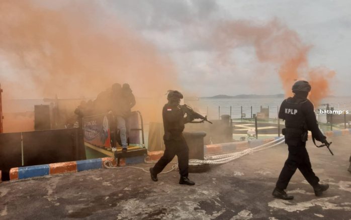 Simulasi Pembebasan Kapal yang Dibajak, Tiga Perompak Disergap Petugas KPLP