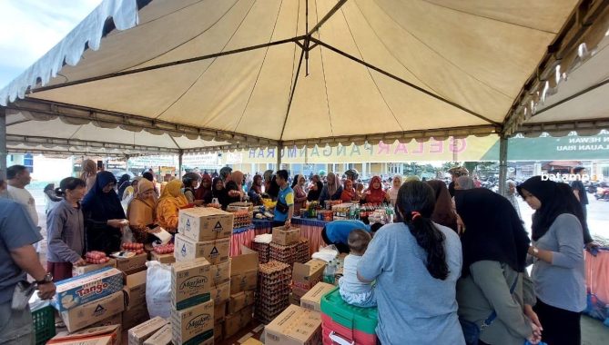 Masyarakat Antusias Antre Pangan Murah di Tanjunguban