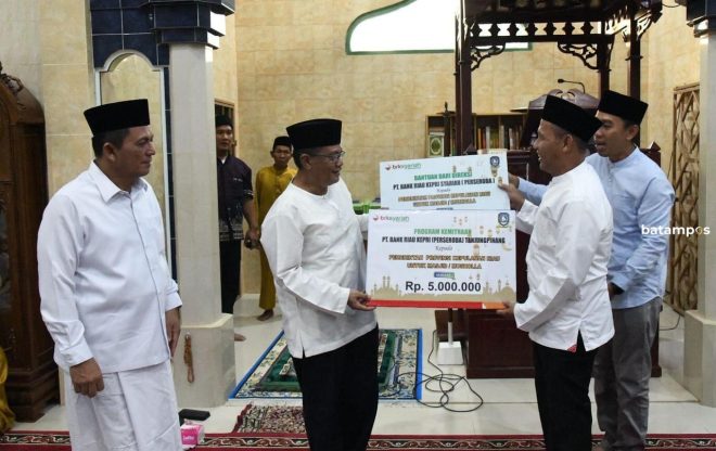 Gubkepri Ansar Buka Bersama di Masjid Nurul Ikhlas Parit Benut dan Terawih di Masjid Darul Kamal Huda, Karimun, Sekalikus Serahkan Bantuan