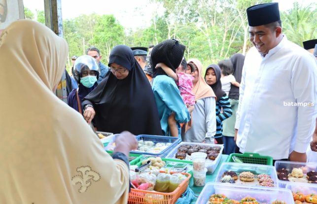 Masyarakat Antusias Berburu Takjil di Pasar Kampung Ramadan Sungai Lekop